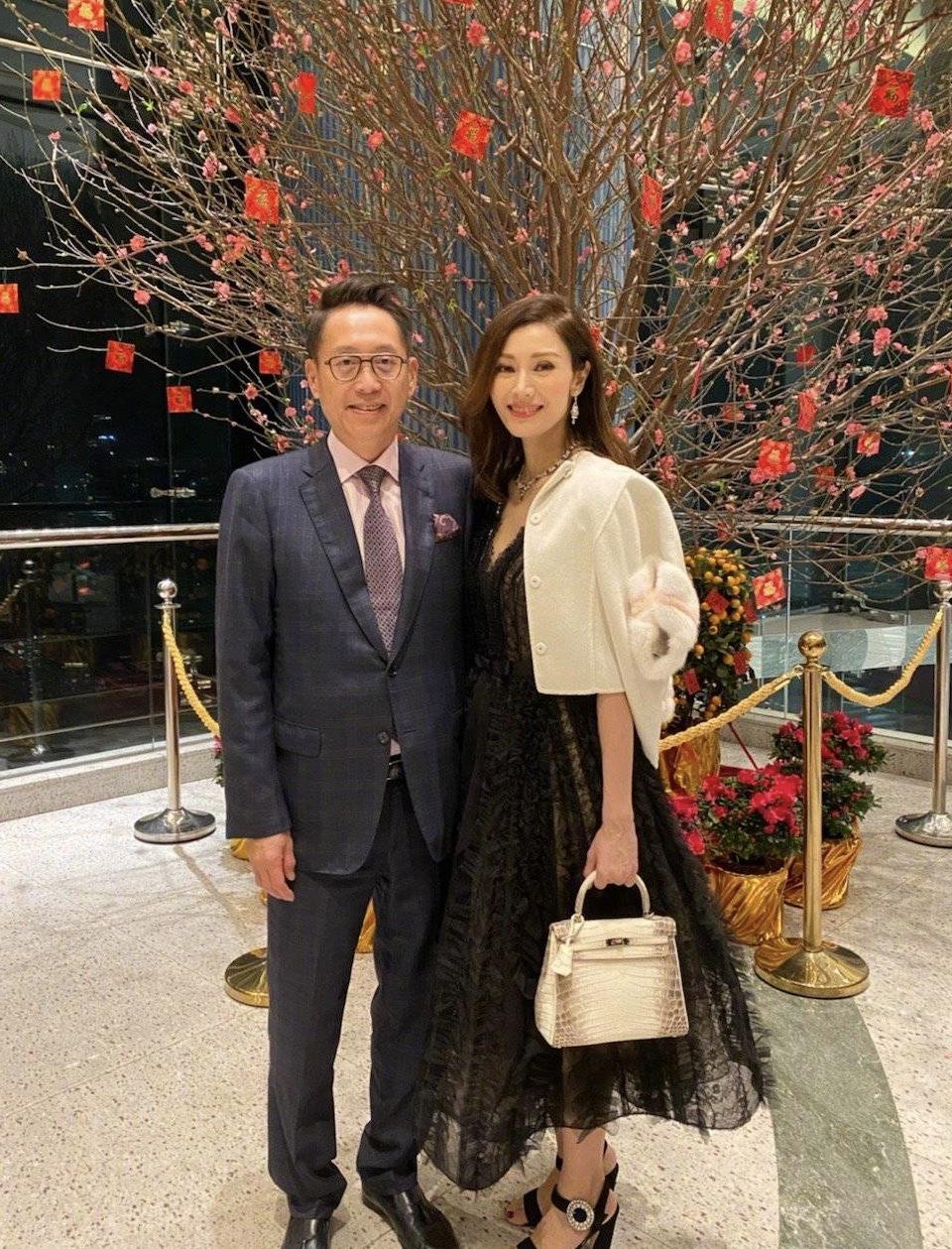 李嘉欣一家三口亮相,粉色连衣裙时髦精致,许晋亨穿西装稳重成熟