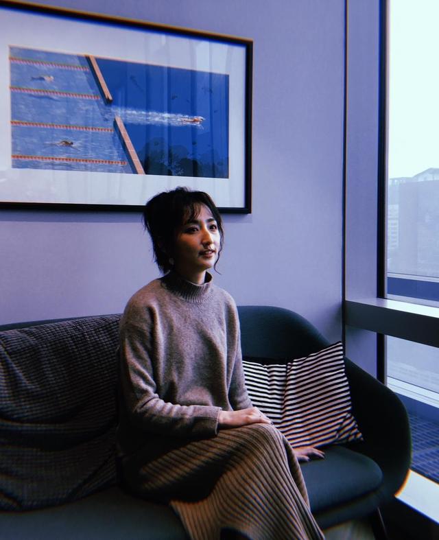 戏火人不火的柯佳嬿私服更美浅灰线衣配包臀裙凹出文艺范