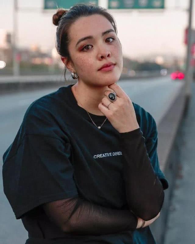 钟丽缇22岁大女儿晒美照,嘟嘴卖萌难掩壮硕身材,混血五官显高级