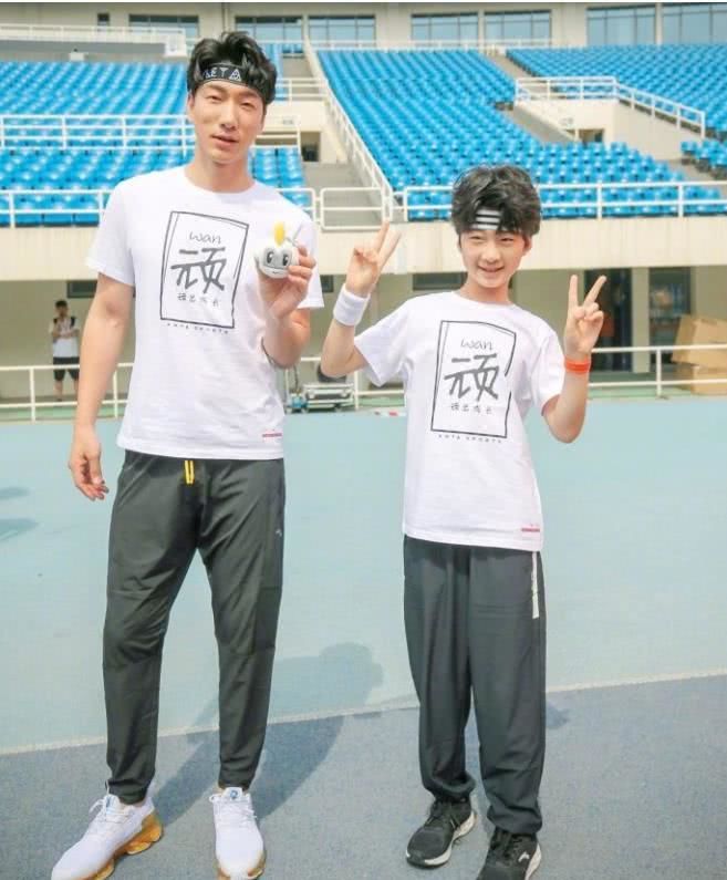 有种"大长腿"叫张亮儿子,才12 岁身高1米7,与张亮只差一个头