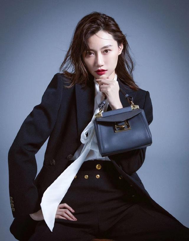 她是模特也是专业主持人今穿衬衣西装配短靴蹲地上也是帅气的