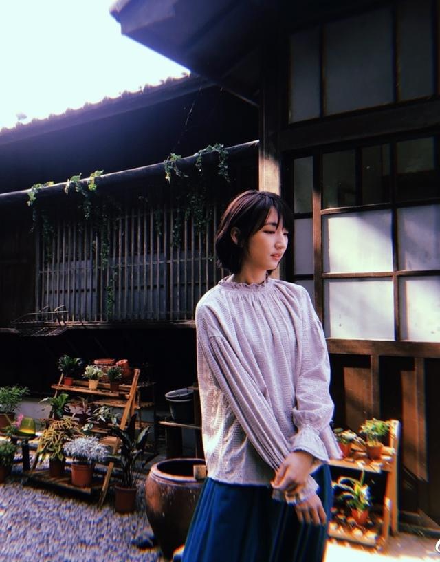 戏火人不火的柯佳嬿私服更美浅灰线衣配包臀裙凹出文艺范