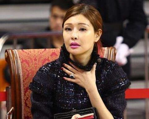 她是朱芳雨老板娘,对易建联很看好,曾开亿元合同,40岁风韵犹存|吴迪