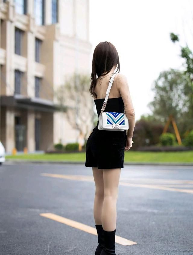 姐姐这样搭,高贵女王气质尽显,腿上精致的丝袜功不可没|小姐姐|丝袜