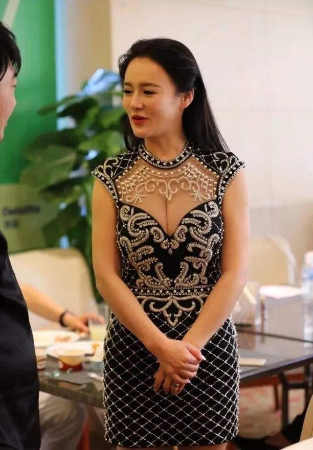 冉莹颖空降长沙大秀丰满上围,网友高喊:哪里是三个娃的妈啊?