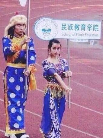 照片被登上语文课本,让人过目不忘|热巴|迪丽热巴|女明星_新浪新闻
