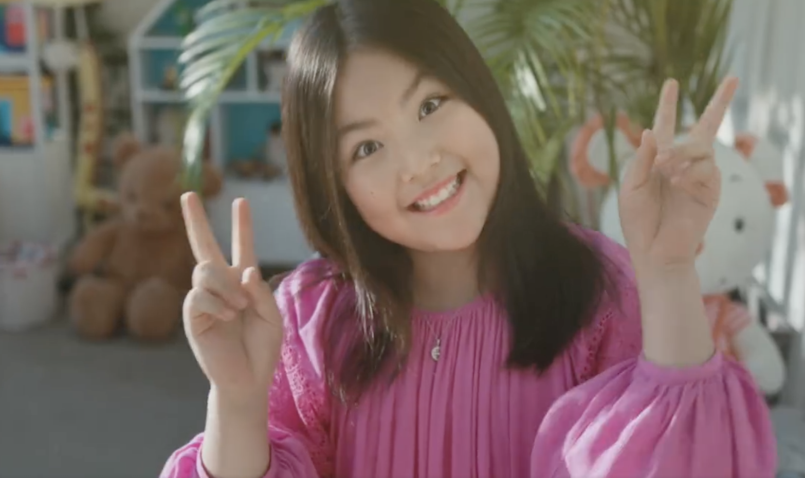 李湘发文炫耀女儿会炒菜了,10岁王诗龄素颜出镜,披着长发很显瘦