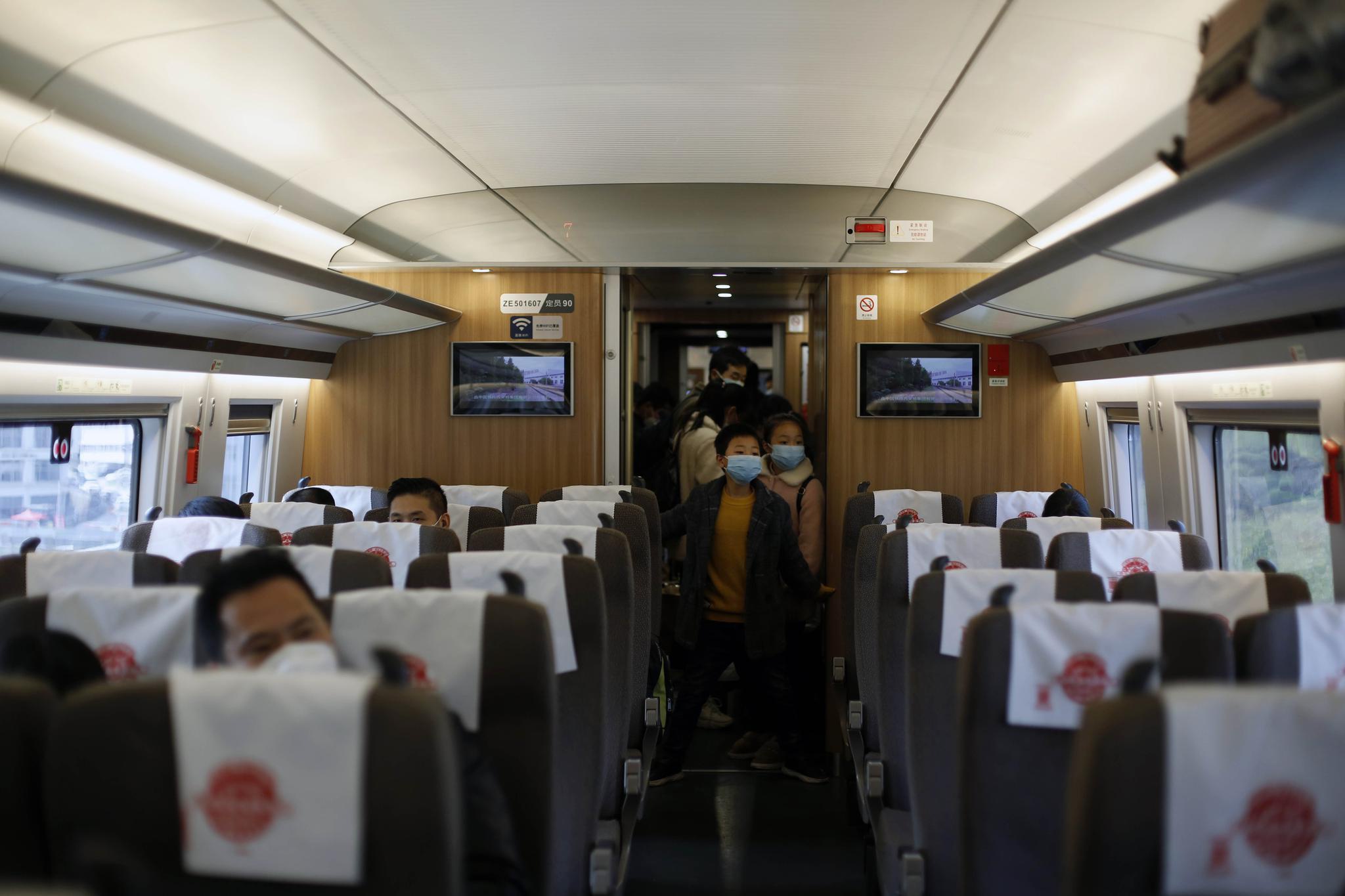 复工路上我看到有人全副武装出行高铁车厢安静有序