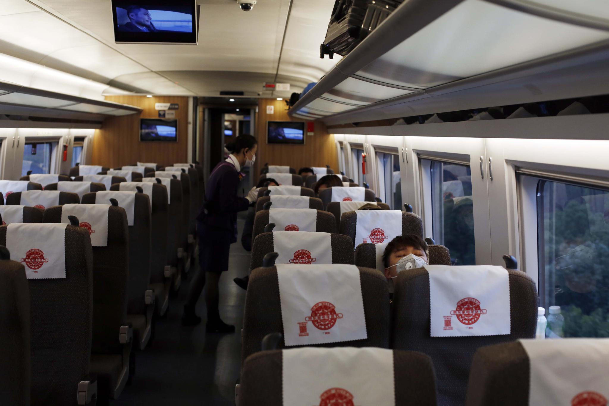 复工路上我看到有人全副武装出行高铁车厢安静有序