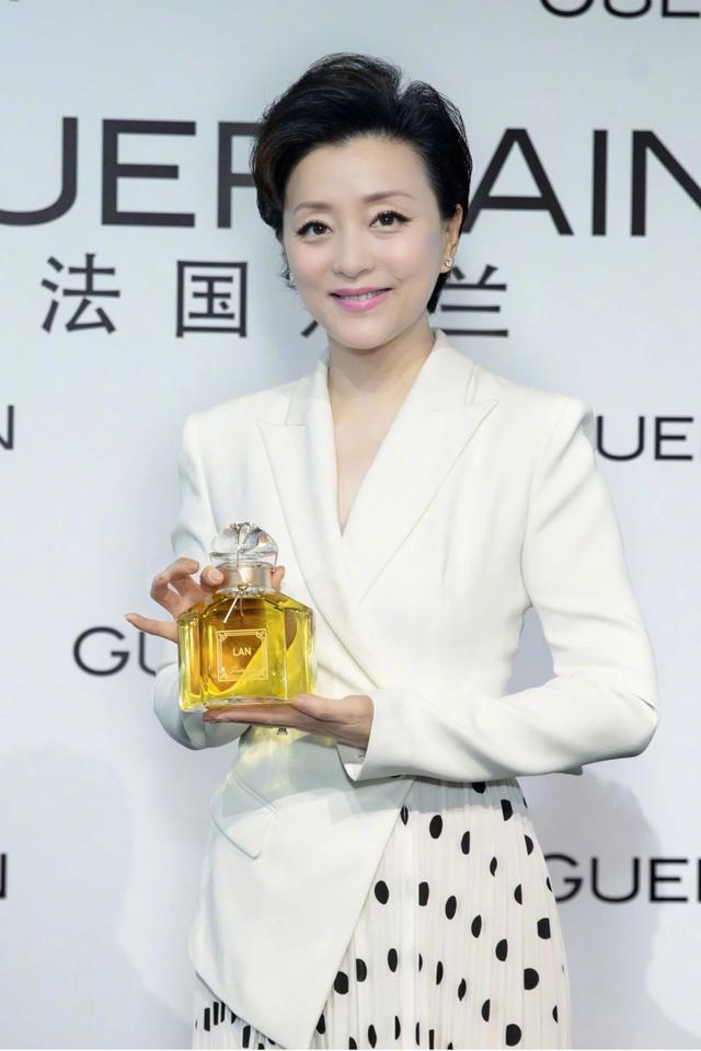 杨澜气质真让人服气!白色西装配波点裙优雅知性,真有51岁?