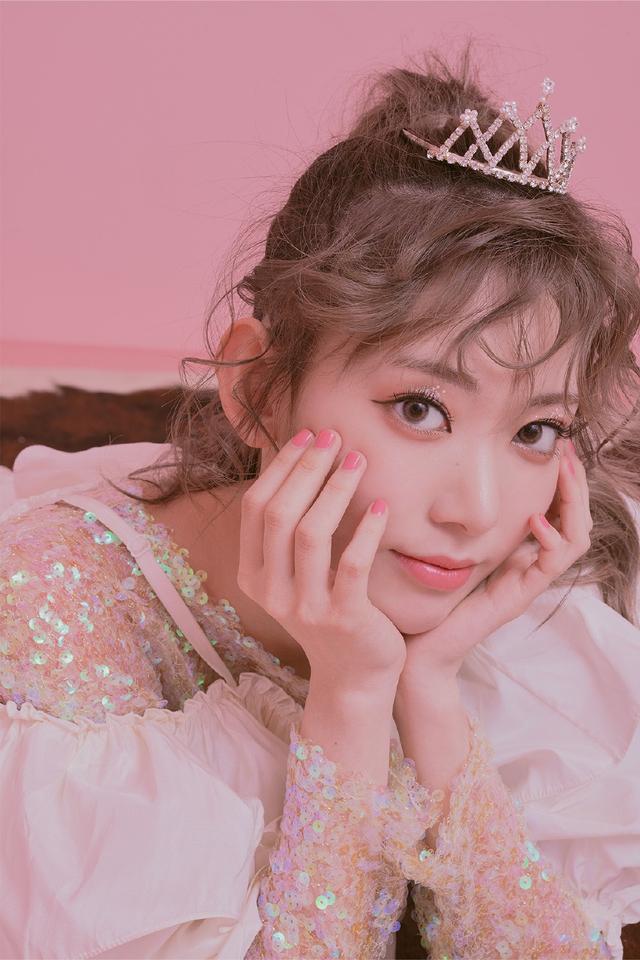 她被粉丝昵称"小樱花",身穿亮片拼接白衬衫,妥妥小公主范儿