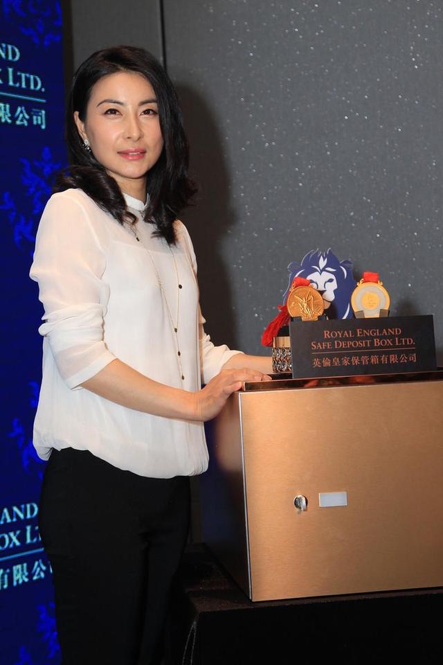 豪门阔太不一定要高调,郭晶晶穿雪纺上衣配西装裤,低调反而更美