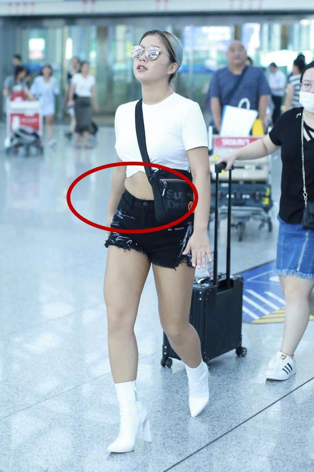 王菊有肉任性!穿这么紧的"巴掌裤"勒出游泳圈,还把t恤撩起来