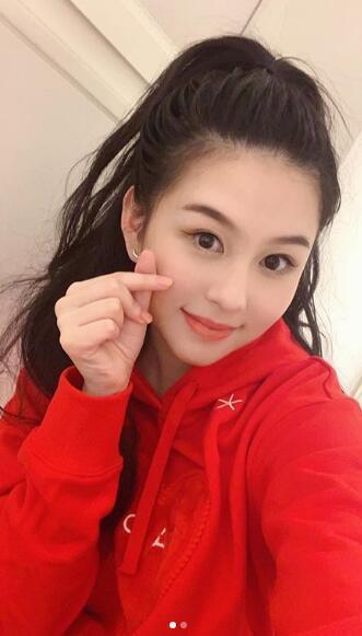 邱淑贞女儿沈月素颜与好友逛街去平民餐厅用餐后她大方买单