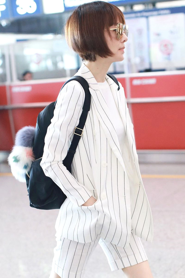 鲁豫穿西装配短裤,这"筷子腿"细的太不真实,波波头发型减龄