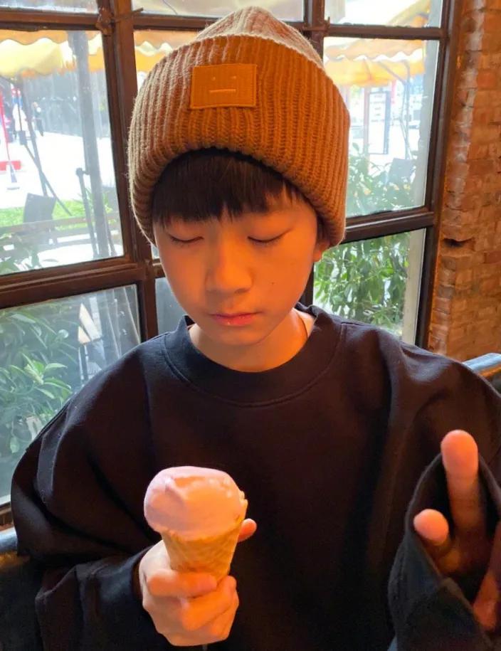 张悦轩平时生活当中的穿搭也是很有时髦感的,他的这身穿搭看起来就很