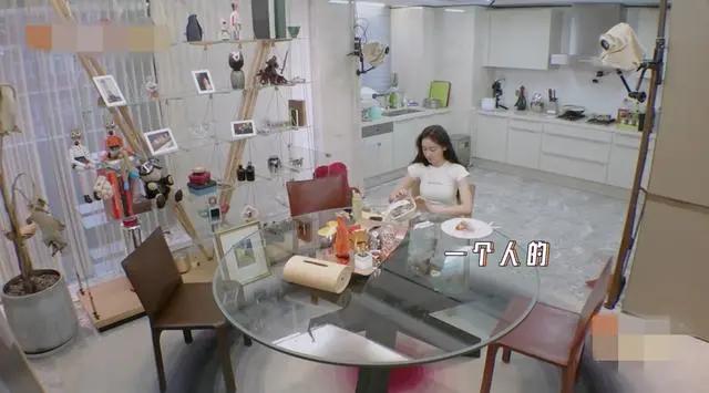 这才是地道北京女孩，购物袋放抽屉，衣帽间王一博看了眼睛都发光