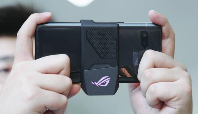 游戏手机要不要3.5mm耳机孔?黑鲨,rog答案一致细节不同__财经头条