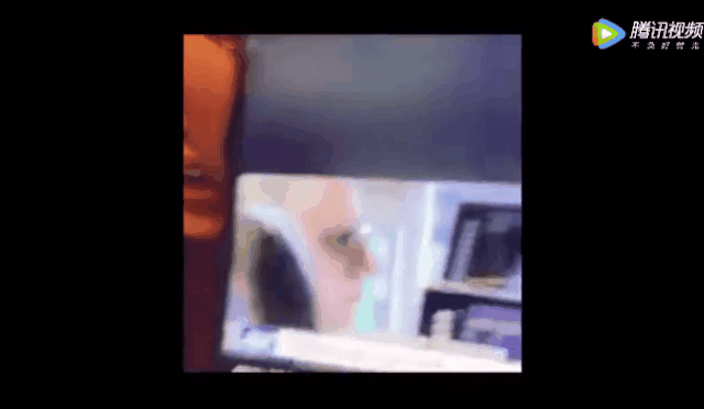 21岁女网红表演舔马桶，还嘲讽：穷人才会染上病毒，老娘有的是钱
