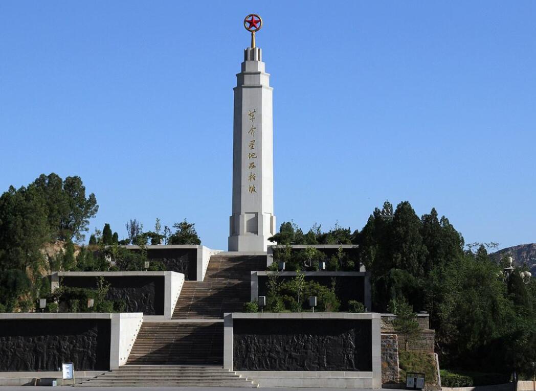 西柏坡如今成了旅游胜地,学生去的很多