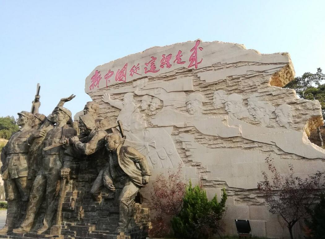 西柏坡如今成了旅游胜地,学生去的很多