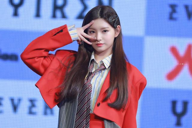 正文       前段时间,王怡人组合成员共同发行了她