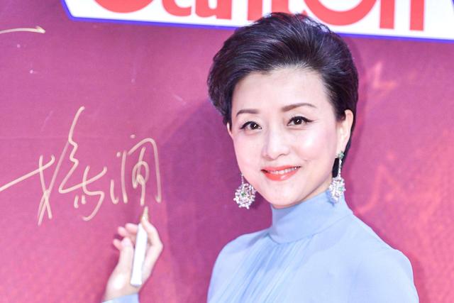 和倪萍齐名,是赵忠祥老搭档,52岁杨澜家庭美满是因为这个决定!