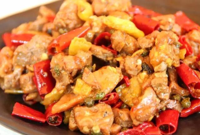 酸辣爽口的泡椒鸡制作简单明了食材普通吃了酸辣开胃