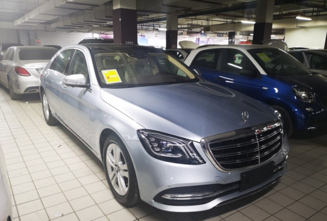 2.0t四缸版的奔驰s320打折却卖不好,3.0t六缸版加装潢却不愁卖