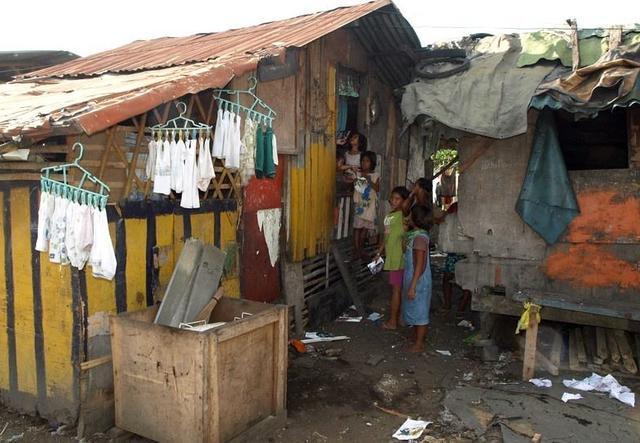 菲律宾最大的贫民窟:与繁华仅一街之隔,每天靠捡富人的垃圾生活