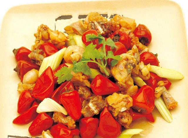 酸辣爽口的泡椒鸡制作简单明了食材普通吃了酸辣开胃