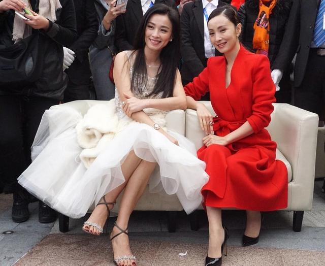 张庭,陶虹同框画面太美,一个49岁却像公主,一个48岁气质像贵妇