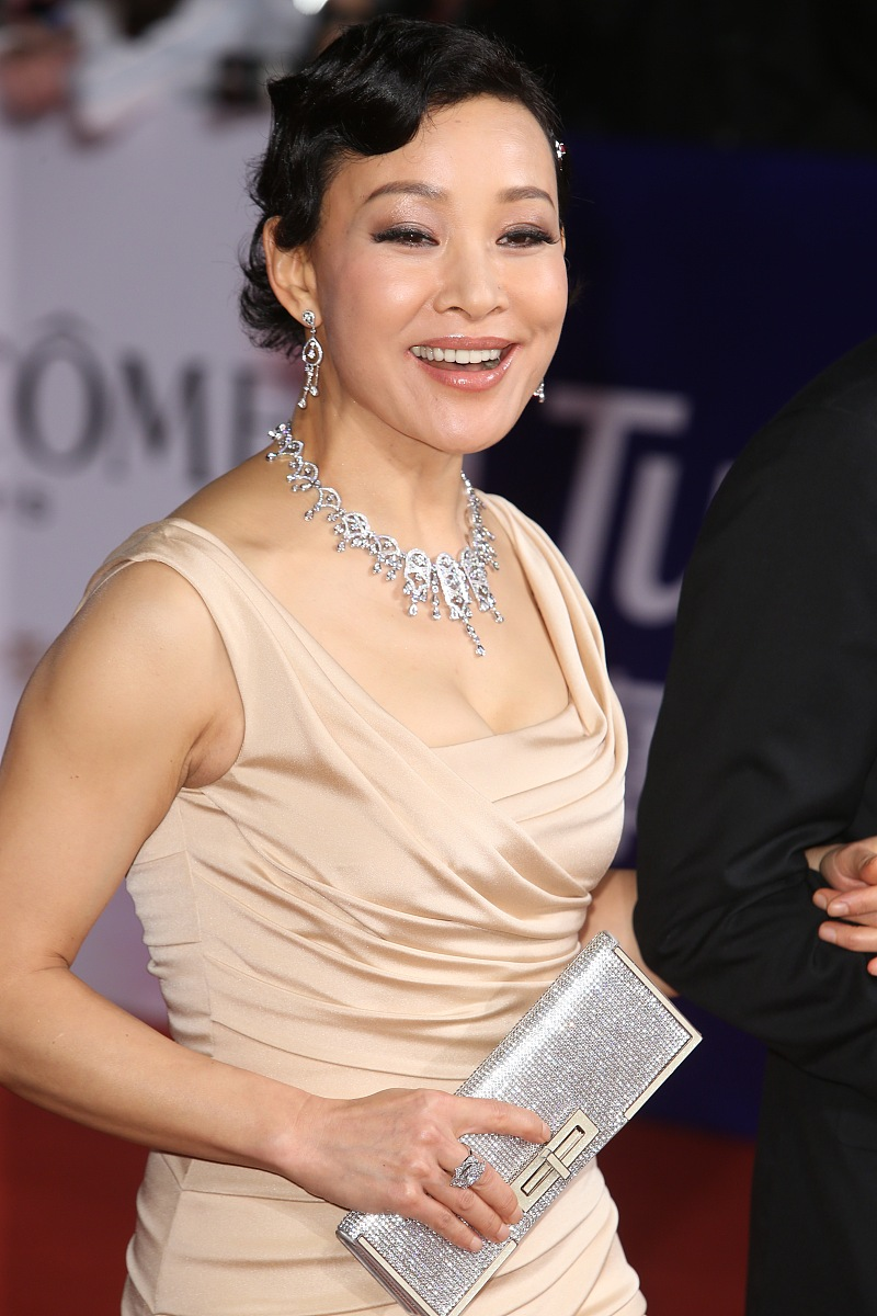 陈冲胖了更丰满,一袭鱼尾裙勒出满身褶更好看,这身材60后里罕见