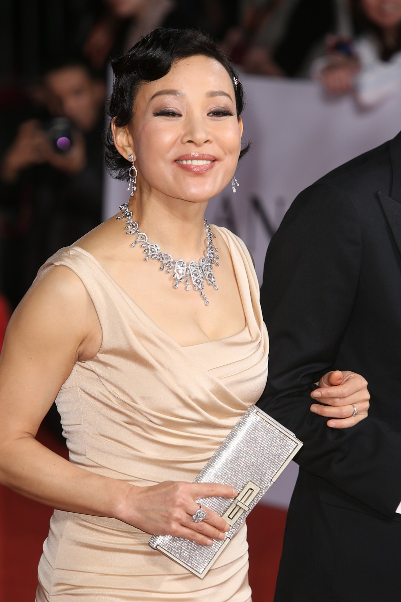 陈冲胖了更丰满,一袭鱼尾裙勒出满身褶更好看,这身材60后里罕见