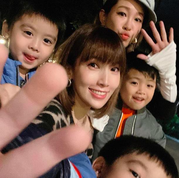 林志颖老婆为家庭采购，陈若仪站购物车前凹造型，动作不自然