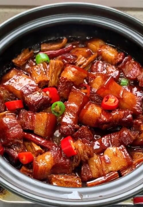 红烧肉不用炒糖色,也不用加一滴水,色泽红润,肥而不腻__财经头条