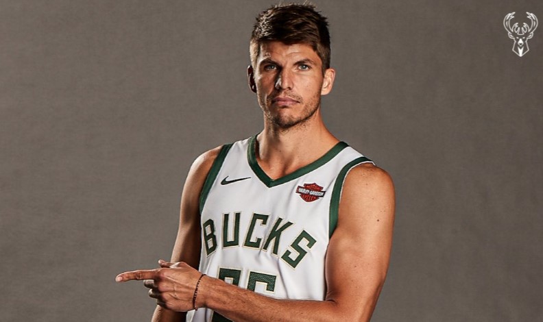 雄鹿官方为科沃尔庆生:生日快乐,凯尔-科沃尔