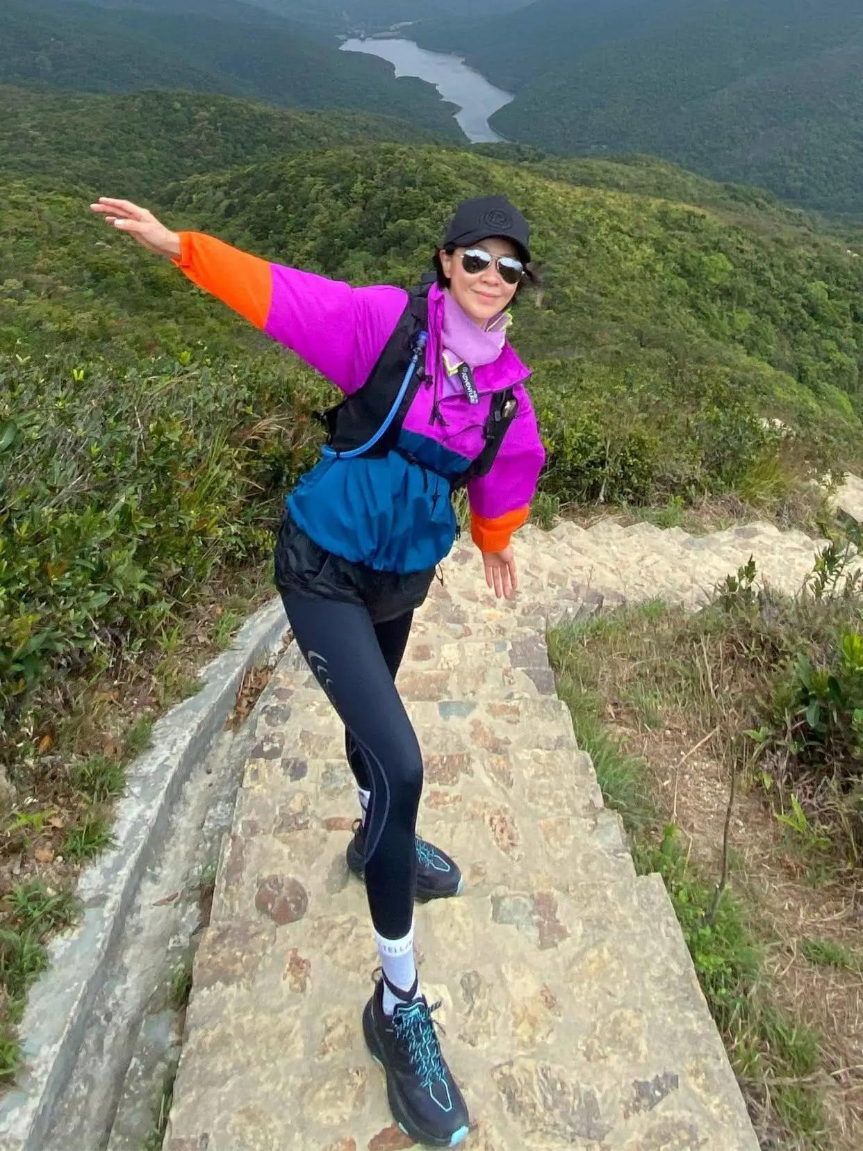 55岁刘嘉玲素颜登山,健美裤显玲珑曲线,却被63岁吕良伟肌肉抢镜