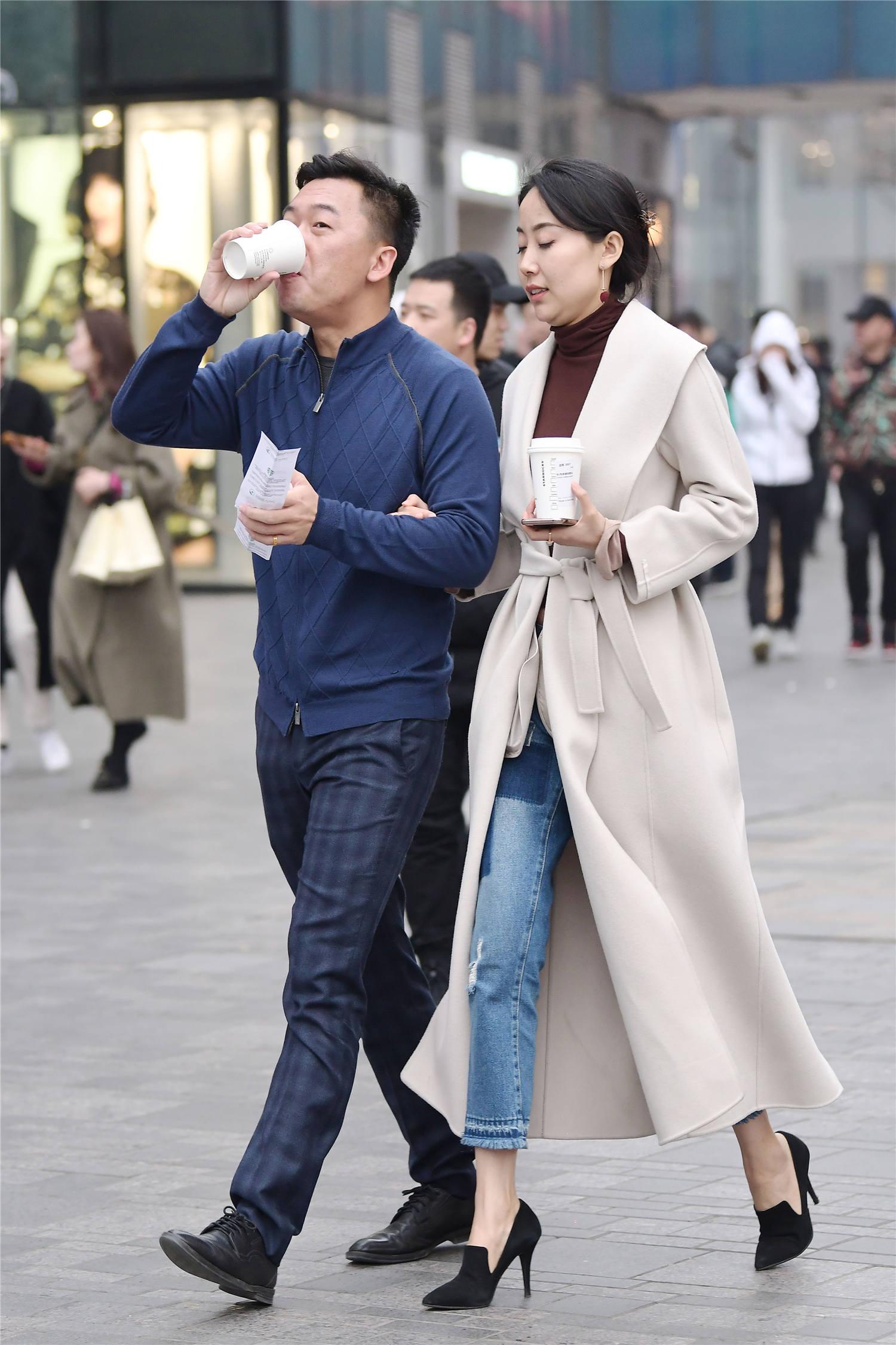 春天逛街时尚姑娘选择一双好看的高跟鞋粗跟还是细跟的好看