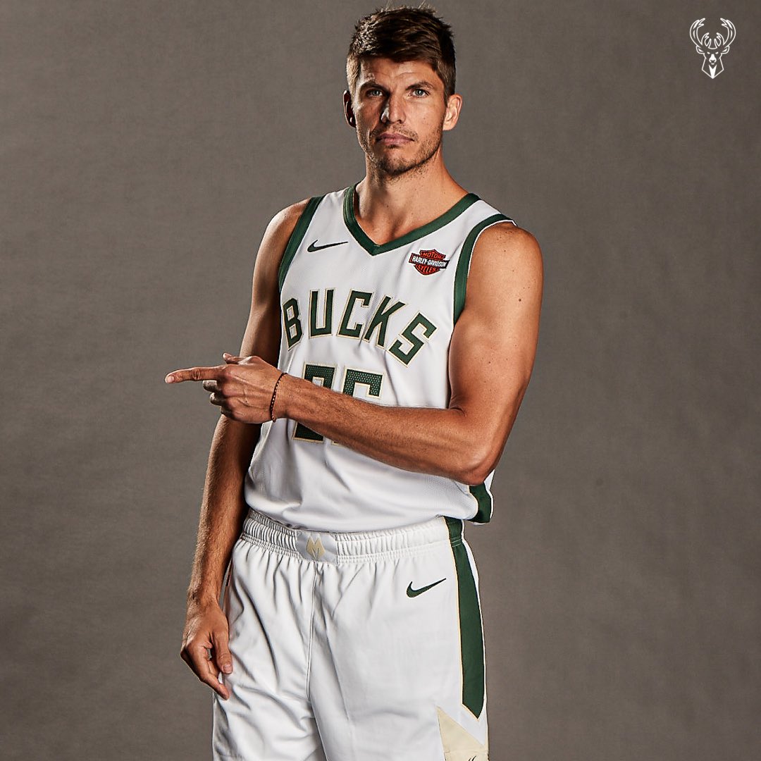 雄鹿官方为科沃尔庆生:生日快乐,凯尔-科沃尔