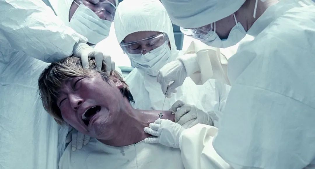 三,深入黑暗,极致精准的讽刺与其这部电影是怪兽片,不如说它是部极佳