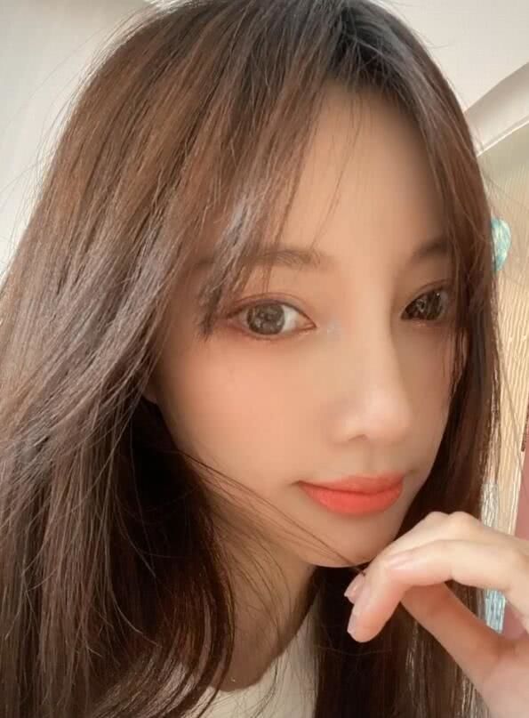 李小璐晒自拍美照,淡妆出镜笑容甜美,青丝垂髫撞脸angelababy