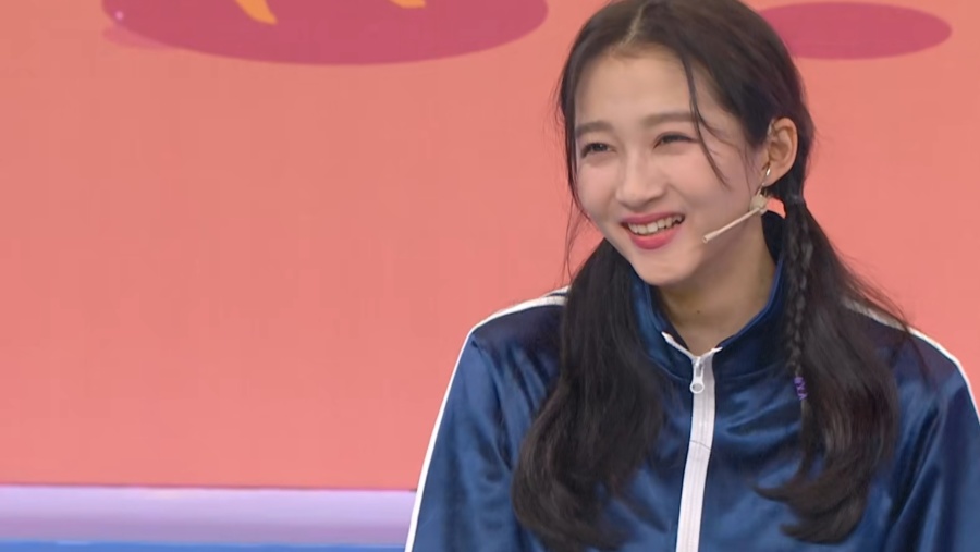 关晓彤郑爽同穿运动裤当坐在地上看清腿直接暴露女孩女神差距