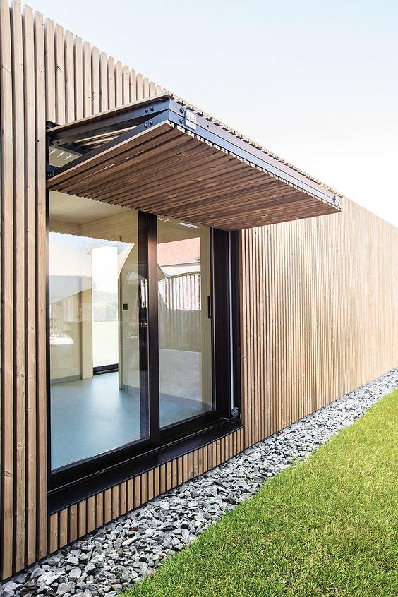 国外自建房的窗户就是有特色木栅栏加个折叠框等于国内防盗窗