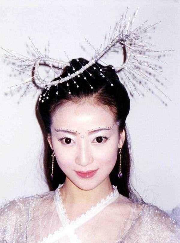 剧组太穷了么, 什么都敢往演员的头上戴? "铁丝"也能当头饰?