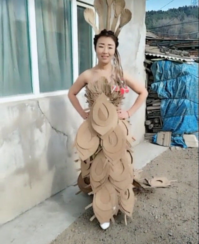 农村女孩用纸壳做了一件晚礼服,这设计真的太有才了!