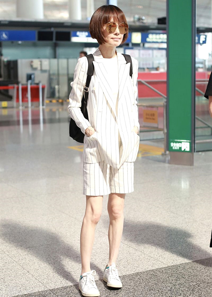 鲁豫穿西装配短裤,这"筷子腿"细的太不真实,波波头发型减龄