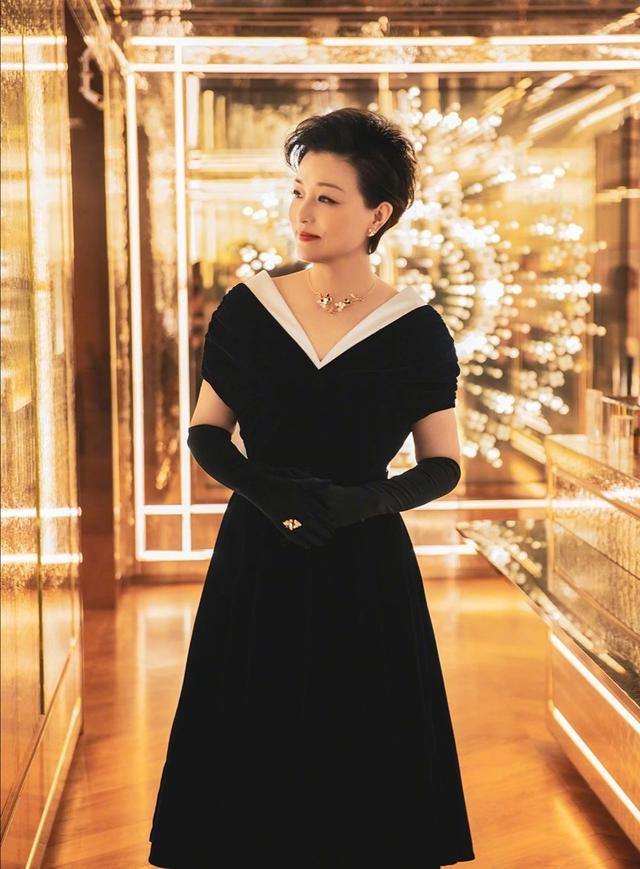 杨澜气质真让人服气!白色西装配波点裙优雅知性,真有51岁?