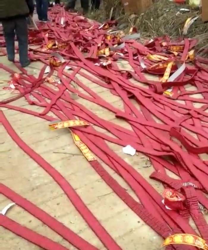红色的鞭炮铺满地面, 网友: 这鞭炮要堆成山了
