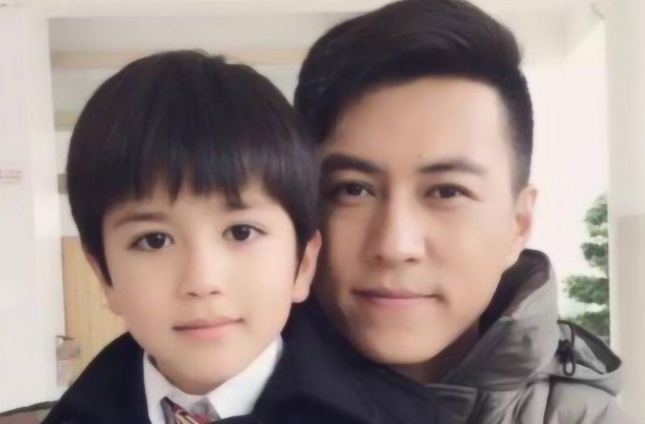43岁靳东因戏生情娶二婚妻子,今儿子5岁被称"最帅星二代"